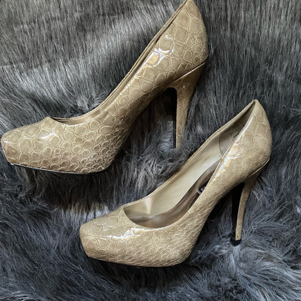 New Steven by Steve Madden Size 7 heels in Taupe!